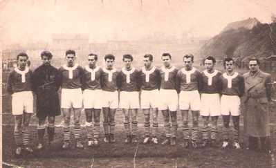 Das Foto der 1. Mannschaft von 1956; von links: K.H. Bingel, A. Nitsch, W. Buttler, W. Gornig, G. Platte, H. Lipken, G. Straka, W. Küster, H. Straka, W. Viehmeyer, G. Krause, Abteilungsleiter K. Kimmel