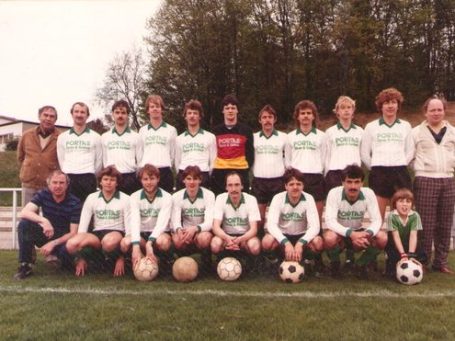 Landesliga-Aufstiegsmannschaft 1985/86 - von links stehend: H. Frowein(Mäzen), B.Preuß, G. Röske, G. Schwaferts, R. Mertens, R. Neuwald, U. Finke, M. Tillmann, O. Brebeck, R. Knop, P. Hübenett (Ma-Betreuer), von links kniend: G. Straka, O. Mertens, S. Kalms, O. Dittmar, E. Stoffel, U. Ebeling, O. Baykara und der kleine Oliver Knop. Es fehlen: R. Straka, J. Trost u. A. Göpper